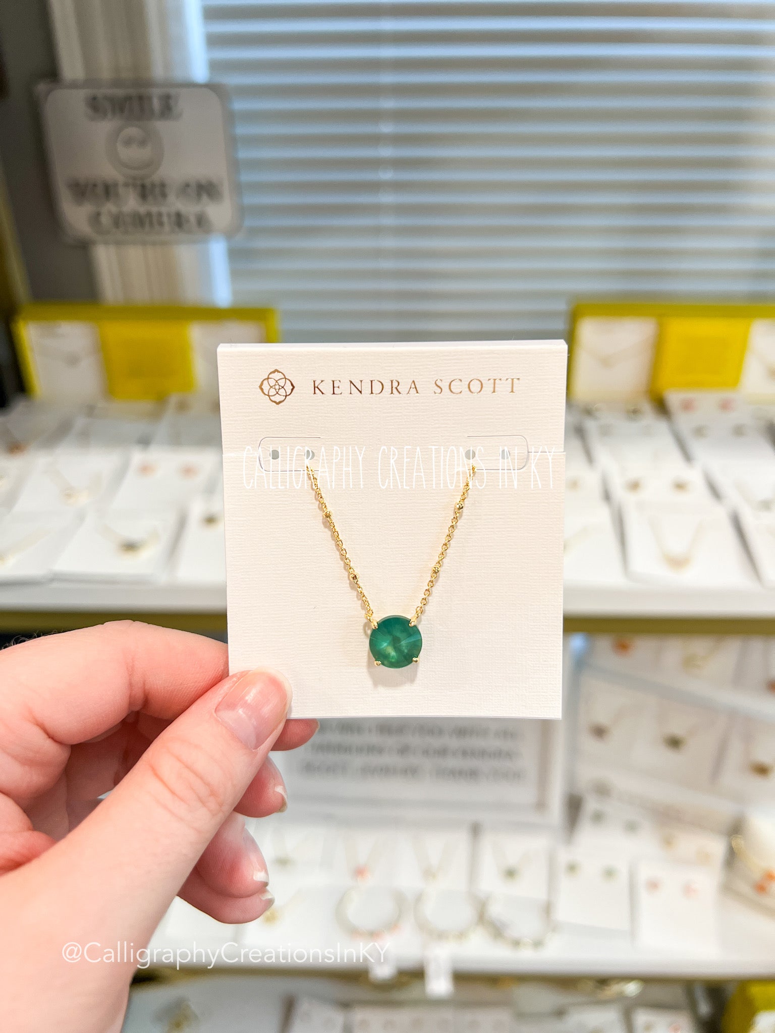 Kendra Scott Jolie Pendant Necklace - Gold Light Kelly Green Illusion