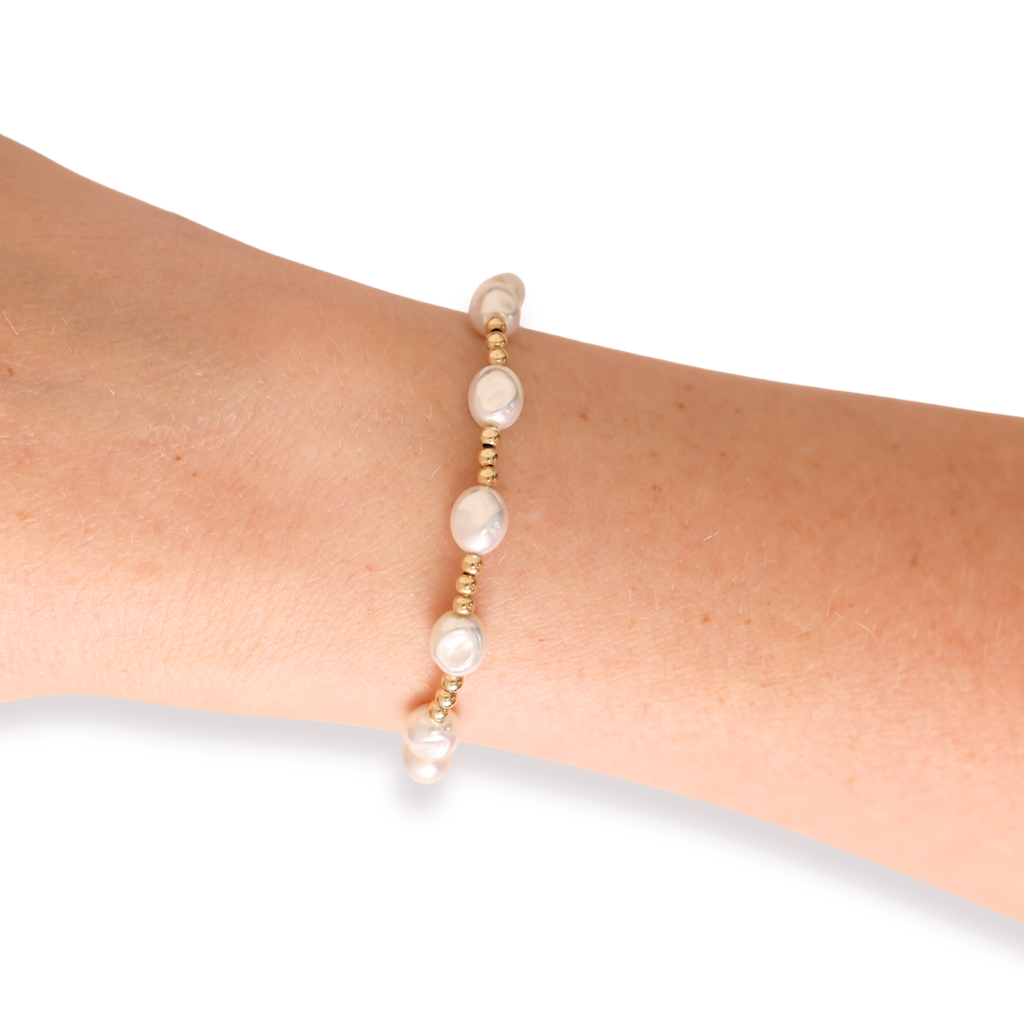 Bri Pearl Bracelet in Gold: Standard 6.75 Inch | Beaded Blondes