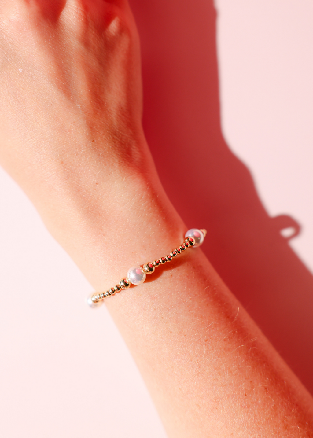 Serena Pearl Bracelet in Gold: Standard 6.75 inch | Beaded Blondes